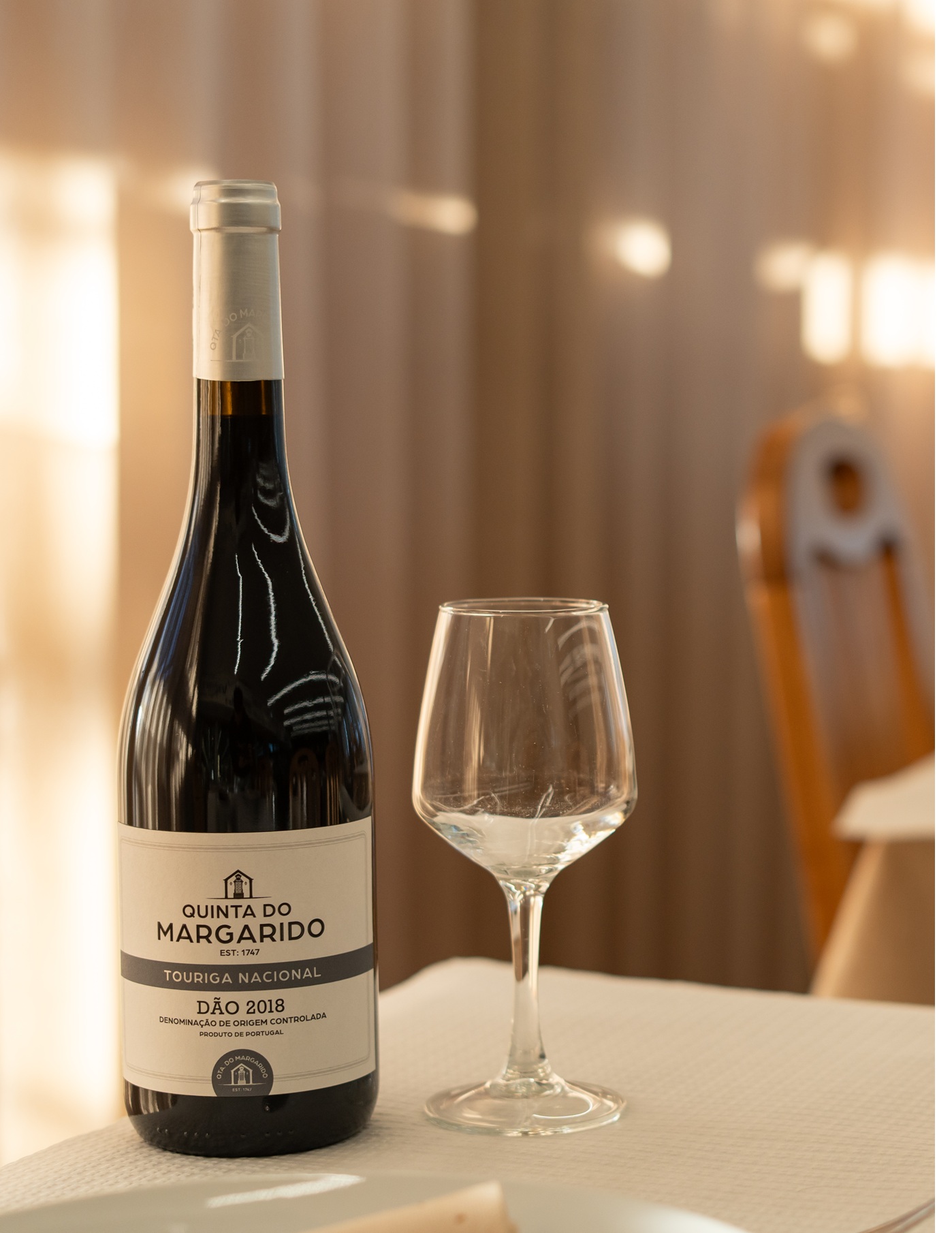 A carta de vinhos do Restaurante O Gouveia é um convite a viajar pelos sabores de Portugal, com especial destaque para os vinhos da nossa região. Seleccionada com critério e paixão, inclui opções que vão dos clássicos do Douro e do Alentejo aos tesouros menos conhecidos da Beira Interior. Brancos frescos, tintos encorpados, rosés delicados e espumantes de excelência — uma escolha pensada para acompanhar, valorizar e celebrar cada refeição.