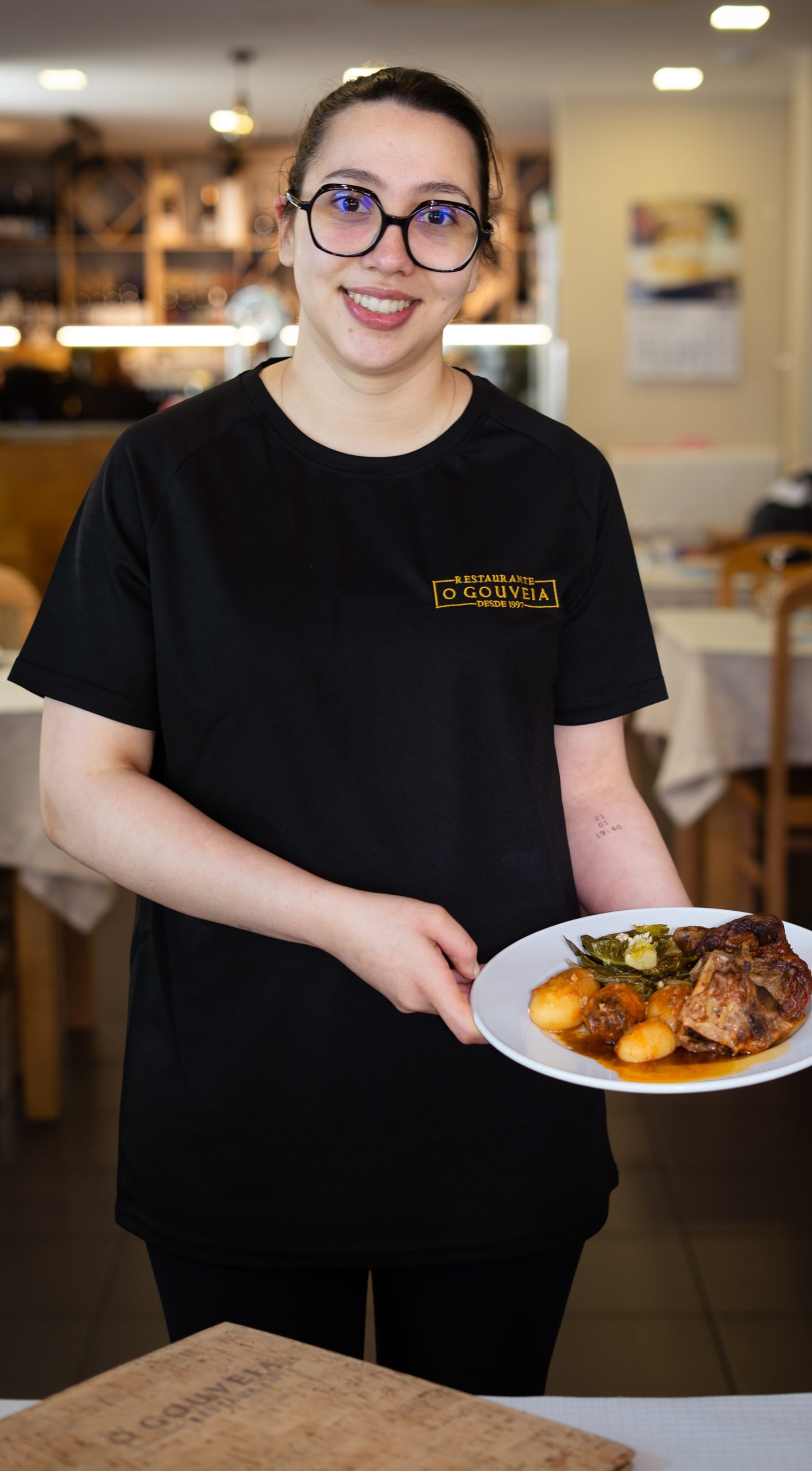 Marisa Garcia — Cozinheira Com um sorriso sempre presente e um toque criativo em cada prato, a Marisa traz frescura e entusiasmo à cozinha do Gouveia. Formada recentemente, junta o saber técnico ao gosto de inovar com respeito pela tradição. Uma presença jovem que acrescenta cor, sabor e boa energia à nossa equipa.
