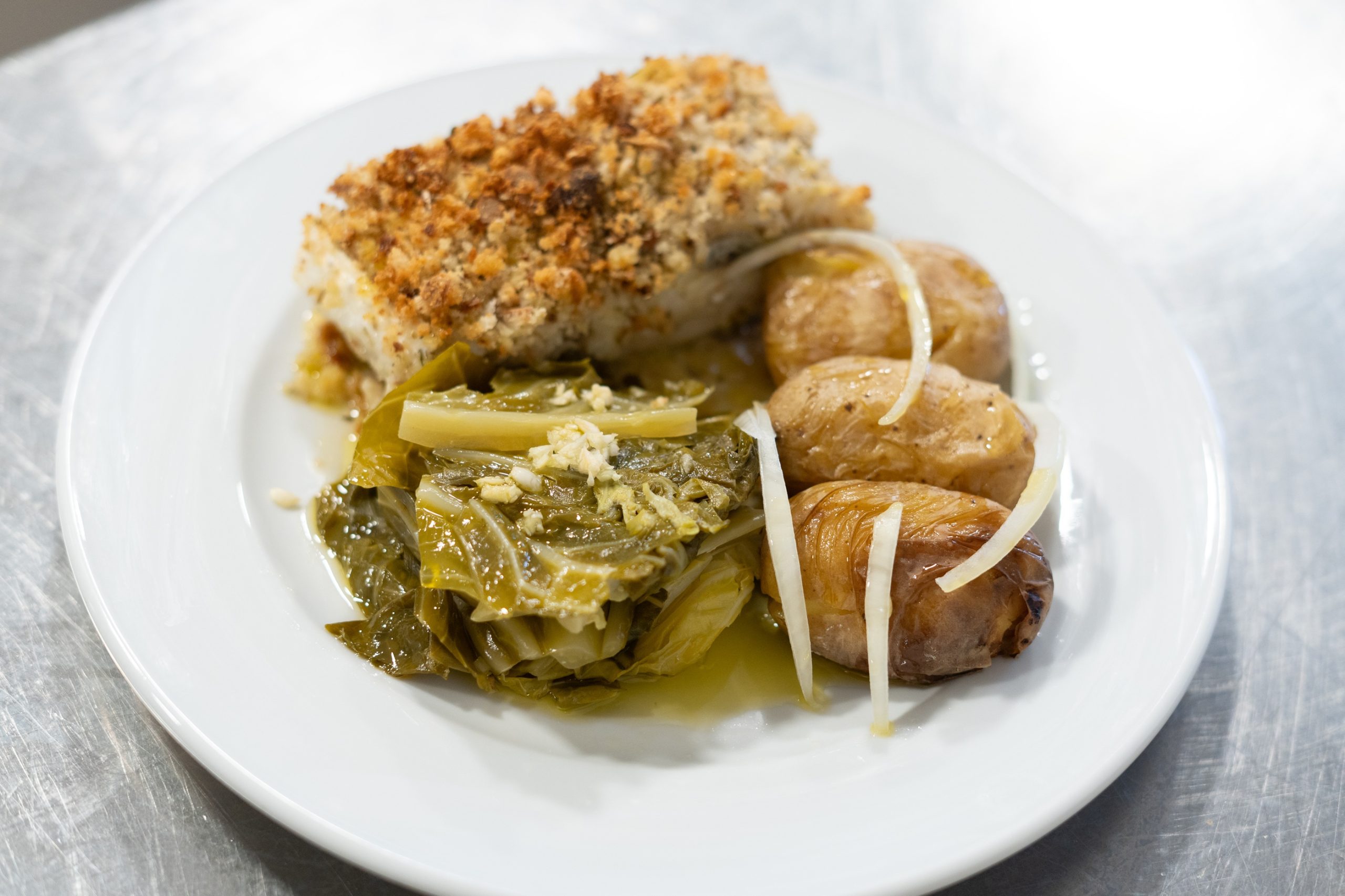 Um bacalhau com batata a murro à moda da casa feito com muito carinho