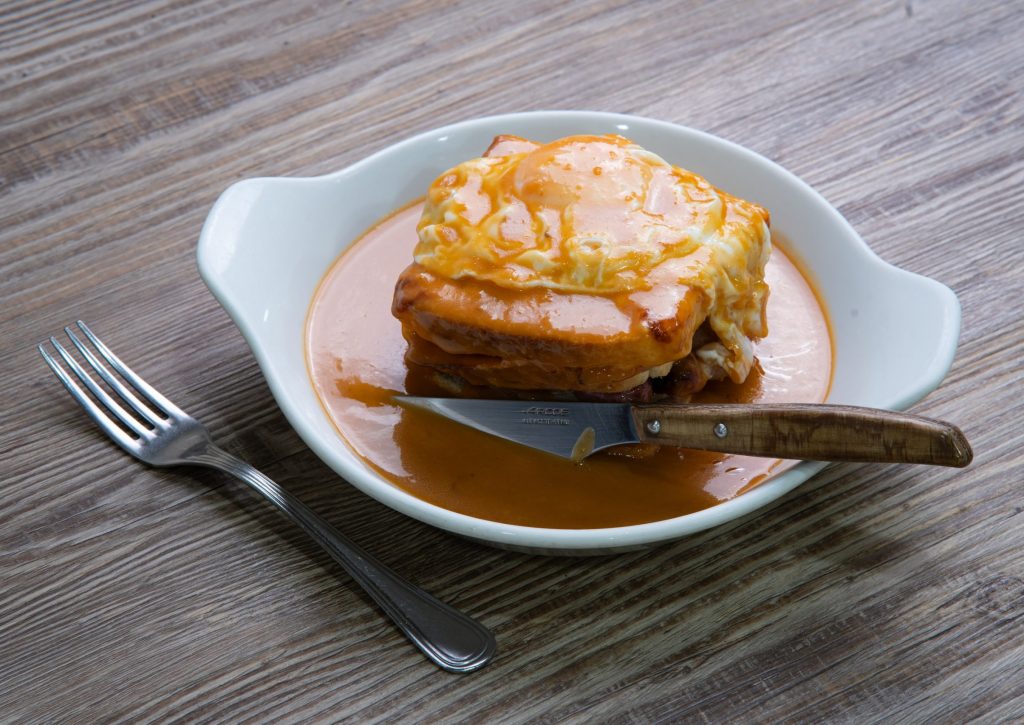 A verdadeira francesinha à moda do Porto servida na serra da estrela