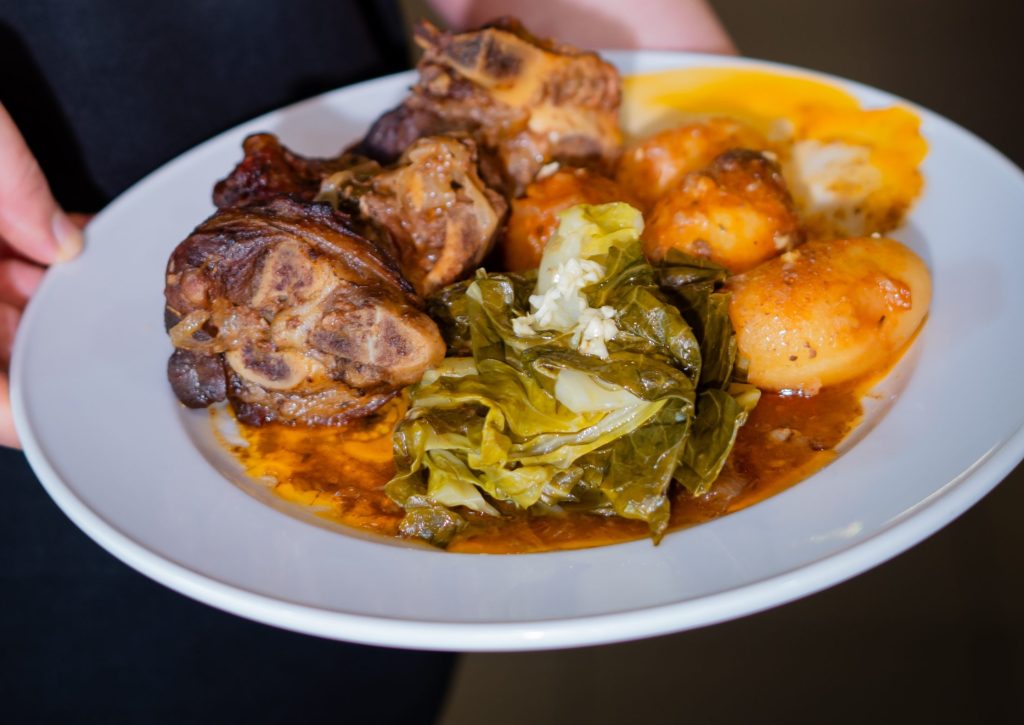 Pratos tradicionais portugueses no restaurante o gouveia na serra da estrela